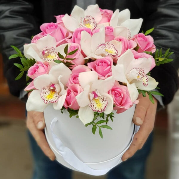 Цветы в коробке розы и орхидеи «Мое признание»