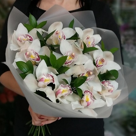 Букет из белых орхидей в матовой упаковке
