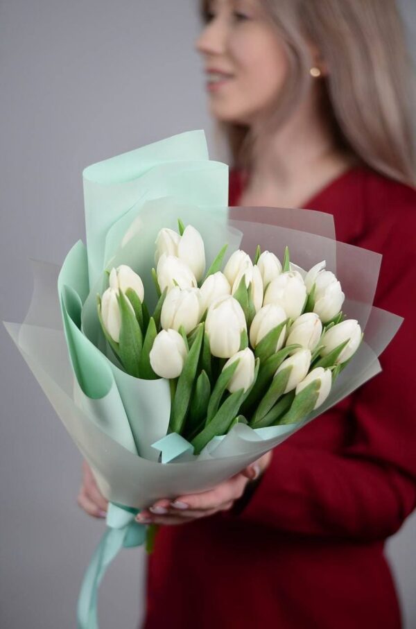 Белые тюльпаны 17 штук в стильной упаковке