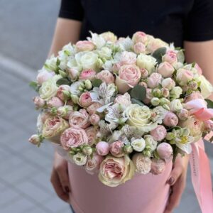 Цветы  в коробке из пионовидных роз «Белые ночи»