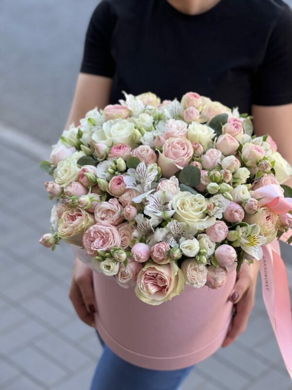 Цветы  в коробке из пионовидных роз «Белые ночи»