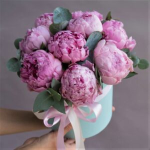 Пионы розовые в коробке 9 штук  «С любовью»