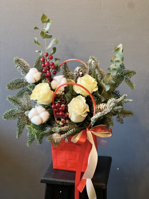Новогодний букет в сумочке из нобилиса и белых роз