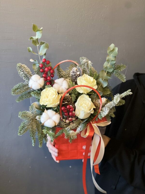 Новогодний букет в сумочке из нобилиса и белых роз
