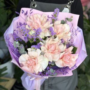 Красивый букет французские розовые розы «Волшебный»