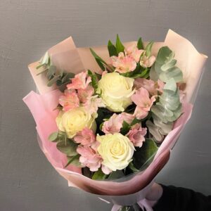 Красивый букет из 3 роз и альстромерии «Мечта»