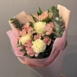 Красивый букет из 3 роз и альстромерии «Мечта»