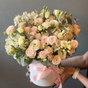 Букет в коробке из роз и альстромерии «Валентин»