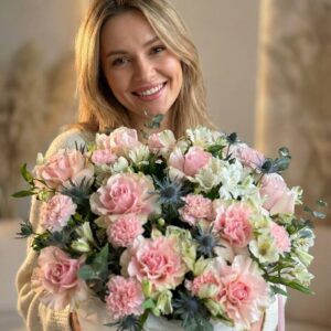 Корзина цветов с французскими розами «Это любовь»