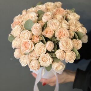 Цветы в коробке кустовые розы <br> «Классика нежности»