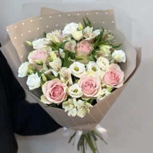 Авторский букет розовые розы и альстромерии <br>"Мамины руки"