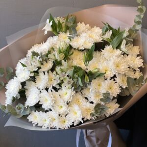 Авторский букет белые кустовые хризантемы <br>«Серебристая нежность»