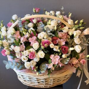 Корзина с цветами эустома и эвкалипт <br>"Императрица"