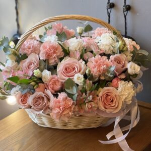 Красивая корзина из роз <br> "Розовое облако"