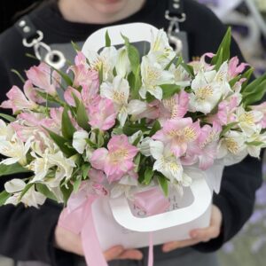 Цветы в коробке розовые и белые альстромерии "Сюрприз"