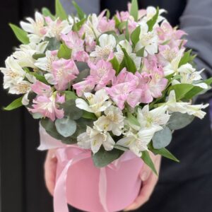 Цветы в коробке розовые и белые альстромерии "Мое уважение"