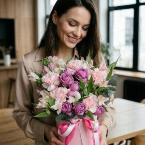 Цветы в коробке в розовом цвете "Трио нежности"