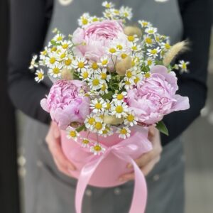 Цветы в коробке пионы и ромашки "Мило"