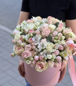 Цветы в коробке из пионовидных роз «Белые ночи»