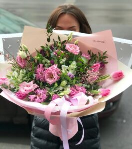 Нежный весенний букет розовом цвете