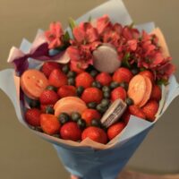 Белые розы с клубникой