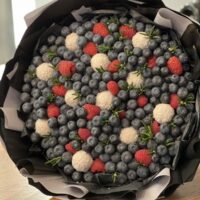 Белые розы с клубникой