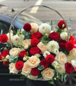Корзина с георгинами красными и белыми