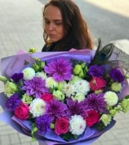 Яркий букет с георгинами в сиреневом цвете