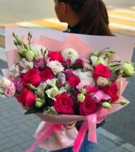 Яркий букет с малиновыми розами