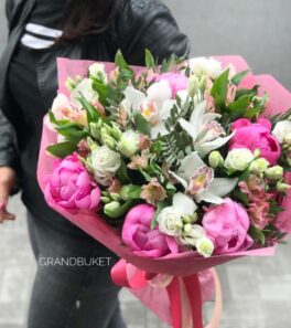 Букет пионов с орхидей