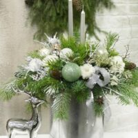 Новогодняя композиция в коробке серебряного цвета