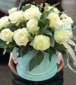 Белые розы в бирюзовой коробке