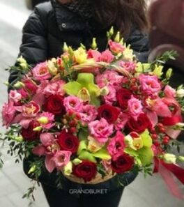 Корзина с розами и орхидеями