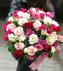 Яркая корзина цветов