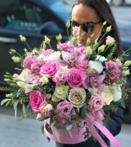 Коробка с орхидеями в розовом цвете