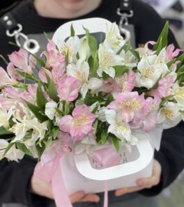 Цветы в коробке розовые и белые альстромерии "Сюрприз"