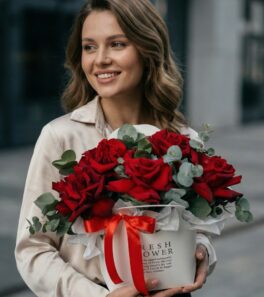 Французские розы 5 штук в стильной сумочке «Чувства»